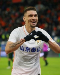 泰山不怕火炼搏出平局 功臣感慨“主场”氛围送球衣